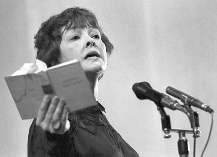 Белла Ахмадулина: 80 лет назад родилась легендарная поэтеса Белла Ахмадулина: 80 лет назад родилась легендарная поэтеса