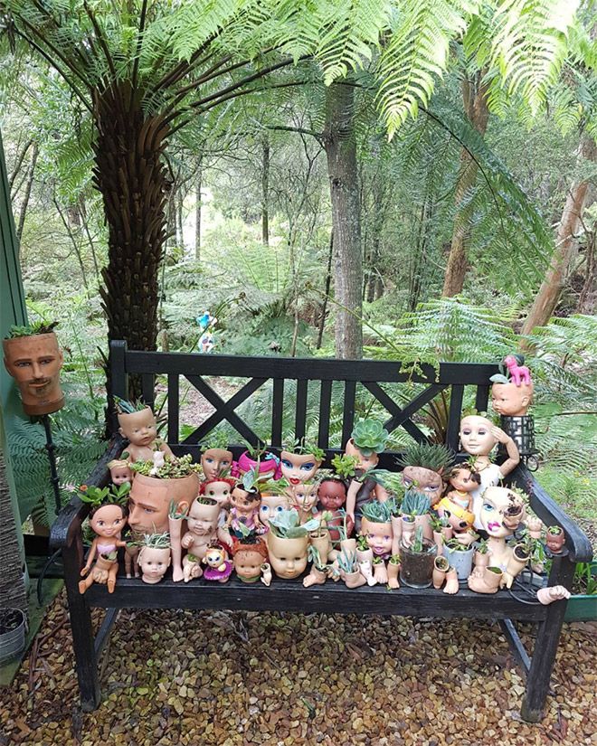 На заметку хозяюшкам с крепкими нервами: старые куклы вместо цветочных горшков