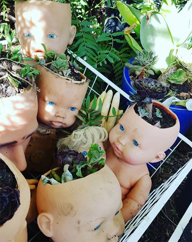 На заметку хозяюшкам с крепкими нервами: старые куклы вместо цветочных горшков