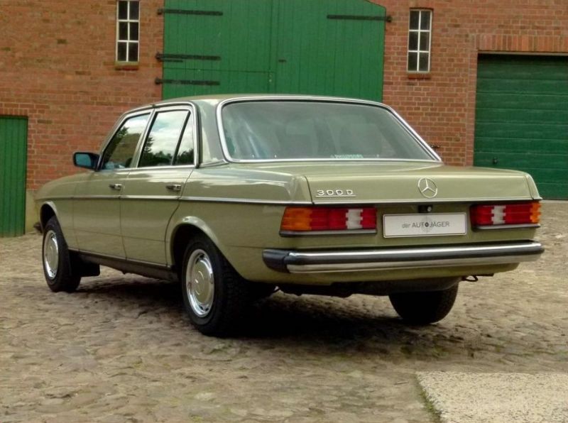 Mercedes-Benz простоял 30 лет в гараже