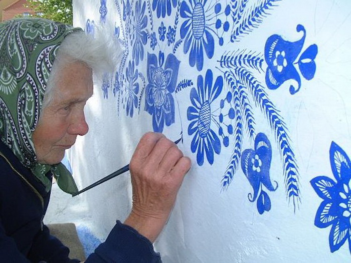 Агнешка Кашпаркова – 90-летняя мастерица, которая разрисовала дома в чешской деревне Агнешка Кашпаркова – 90-летняя мастерица, которая разрисовала дома в чешской деревне