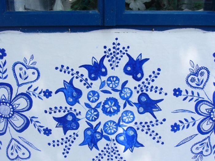 Агнешка Кашпаркова – 90-летняя мастерица, которая разрисовала дома в чешской деревне Агнешка Кашпаркова – 90-летняя мастерица, которая разрисовала дома в чешской деревне