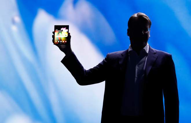 Samsung представила сгибающийся телефон Samsung представила сгибающийся телефон