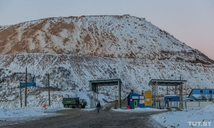 Как живут бомжи на городских свалках в зимнее время года Как живут бомжи на городских свалках в зимнее время года