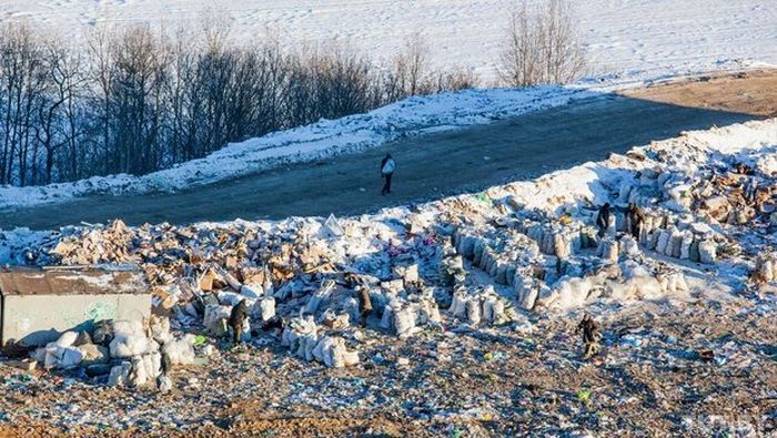 Как живут бомжи на городских свалках в зимнее время года Как живут бомжи на городских свалках в зимнее время года