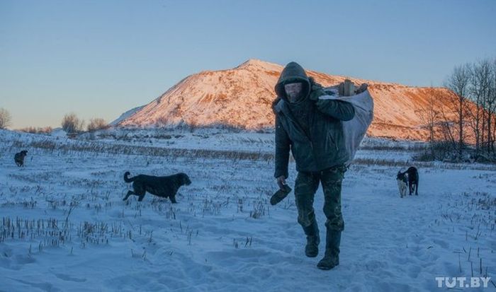 Как живут бомжи на городских свалках в зимнее время года Как живут бомжи на городских свалках в зимнее время года