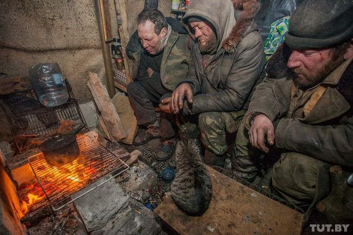 Как живут бомжи на городских свалках в зимнее время года Как живут бомжи на городских свалках в зимнее время года