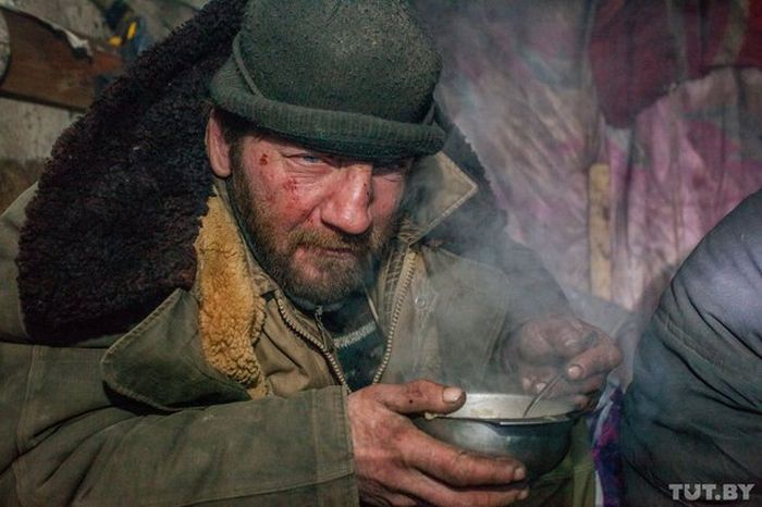 Как живут бомжи на городских свалках в зимнее время года Как живут бомжи на городских свалках в зимнее время года