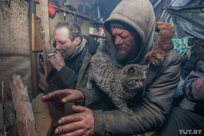 Как живут бомжи на городских свалках в зимнее время года Как живут бомжи на городских свалках в зимнее время года