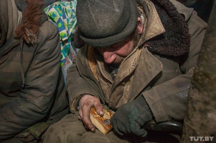 Как живут бомжи на городских свалках в зимнее время года Как живут бомжи на городских свалках в зимнее время года