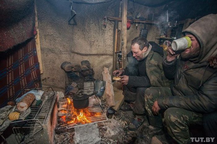 Как живут бомжи на городских свалках в зимнее время года Как живут бомжи на городских свалках в зимнее время года