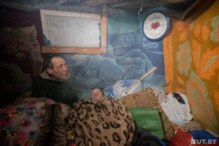 Как живут бомжи на городских свалках в зимнее время года Как живут бомжи на городских свалках в зимнее время года