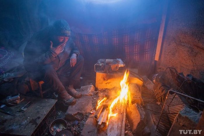 Как живут бомжи на городских свалках в зимнее время года Как живут бомжи на городских свалках в зимнее время года