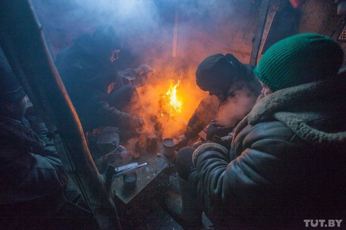 Как живут бомжи на городских свалках в зимнее время года Как живут бомжи на городских свалках в зимнее время года
