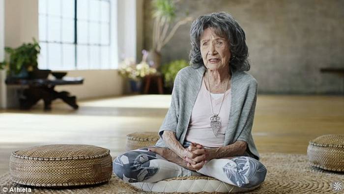 «Радость жизни находится прямо внутри вас» — Тао Порчон-Линч, 98-летняя инструктор йоги «Радость жизни находится прямо внутри вас» — Тао Порчон-Линч, 98-летняя инструктор йоги