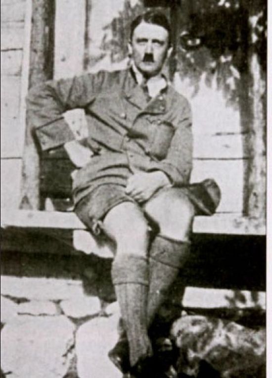 Гитлер в шортах