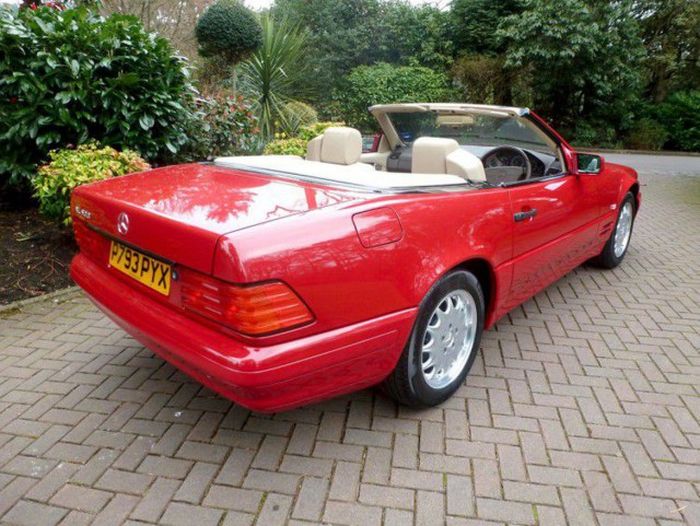 В Великобритании продается Mercedes-Benz SL 500, простоявший в гараже 20 лет