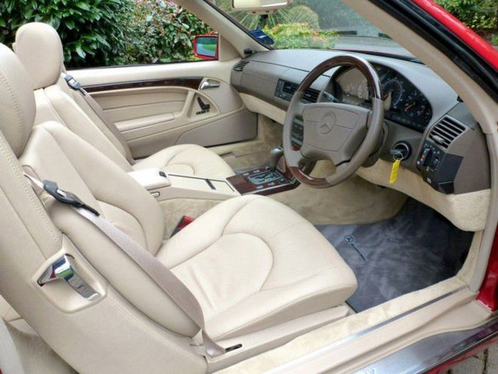 В Великобритании продается Mercedes-Benz SL 500, простоявший в гараже 20 лет