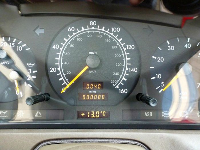 В Великобритании продается Mercedes-Benz SL 500, простоявший в гараже 20 лет