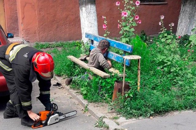 Гомельчанам пришлось вызвать МЧС, чтобы освободить застрявшего мужчину