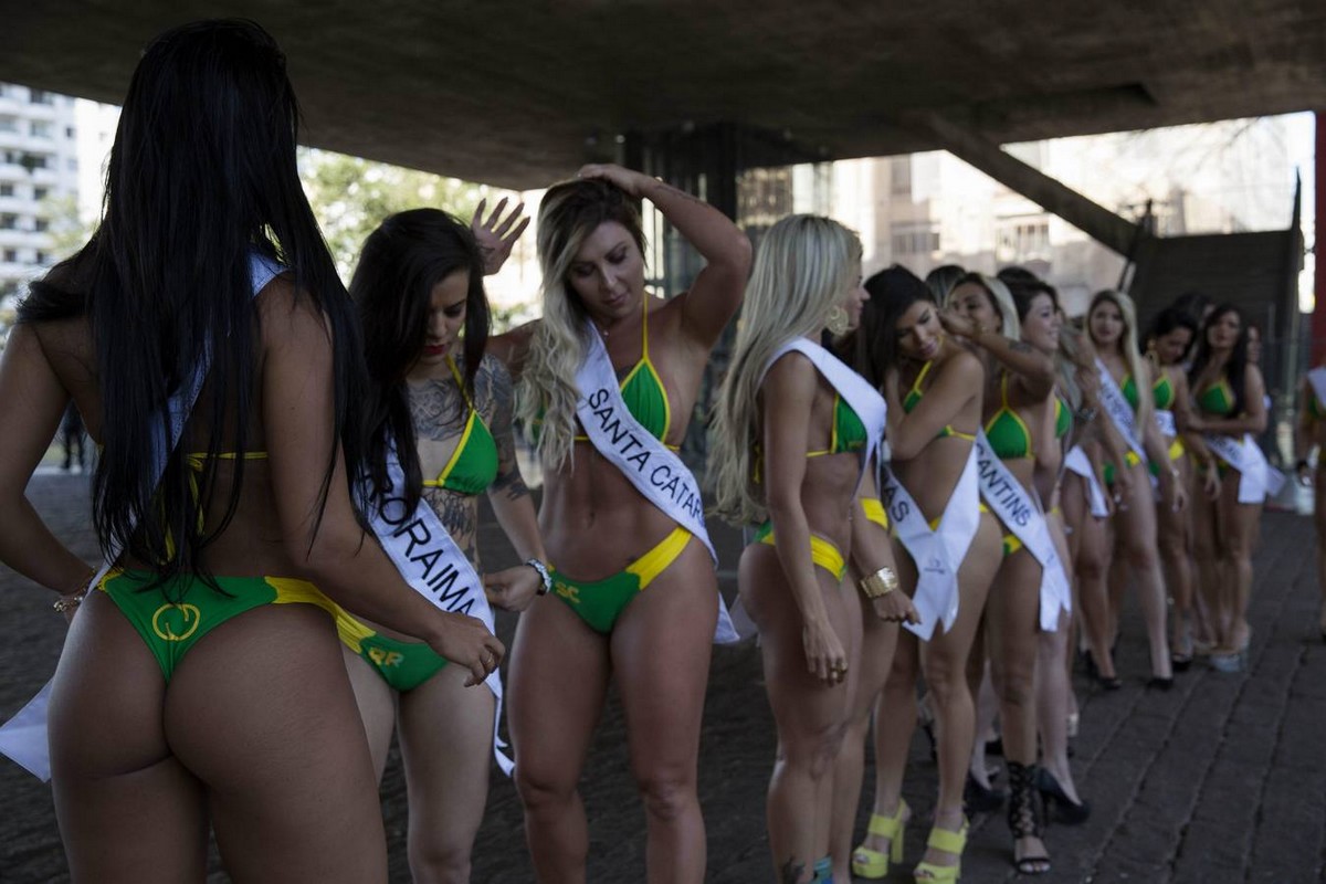 Участницы "Miss Bumbum 2015" прошлись по улице в Сан-Паулу