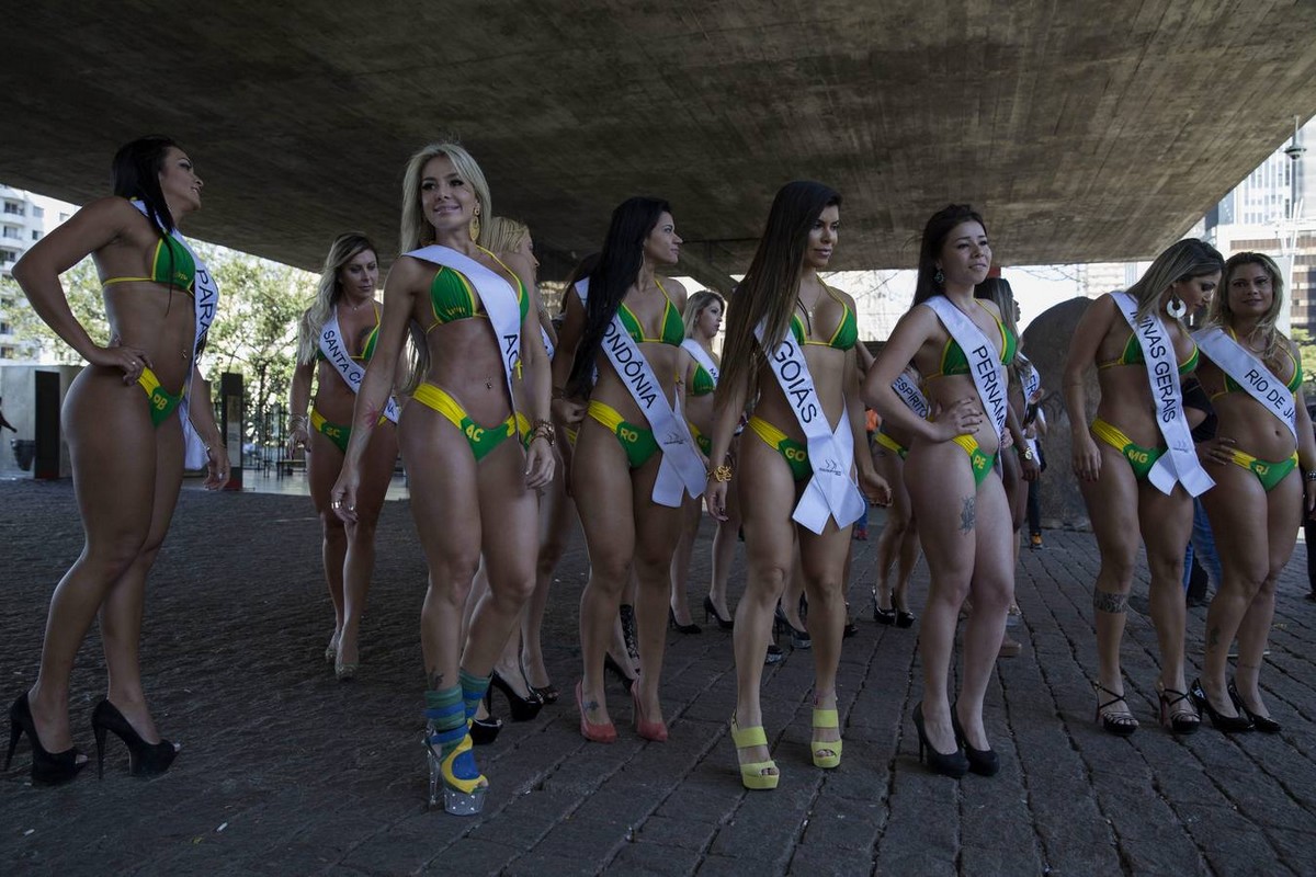 Участницы "Miss Bumbum 2015" прошлись по улице в Сан-Паулу