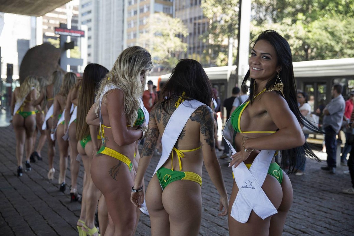 Участницы "Miss Bumbum 2015" прошлись по улице в Сан-Паулу
