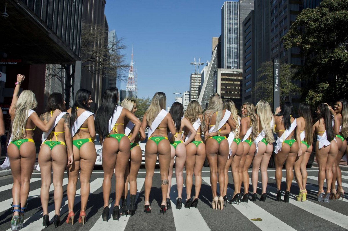 Участницы "Miss Bumbum 2015" прошлись по улице в Сан-Паулу