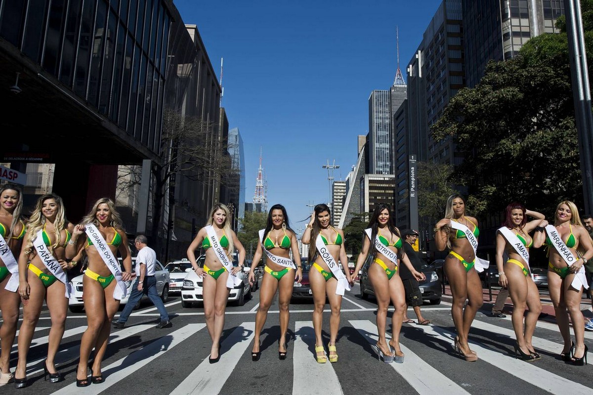 Участницы "Miss Bumbum 2015" прошлись по улице в Сан-Паулу