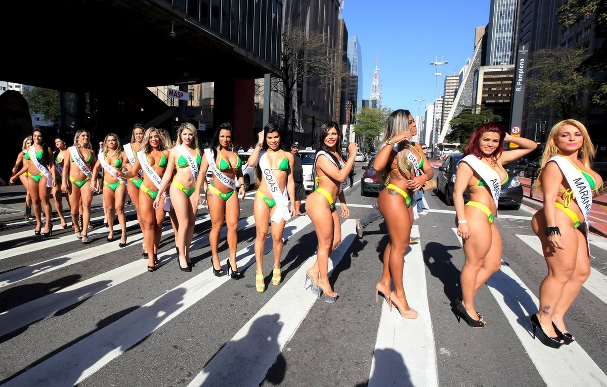 Участницы "Miss Bumbum 2015" прошлись по улице в Сан-Паулу