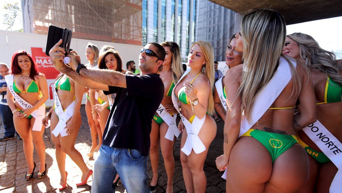 Участницы "Miss Bumbum 2015" прошлись по улице в Сан-Паулу