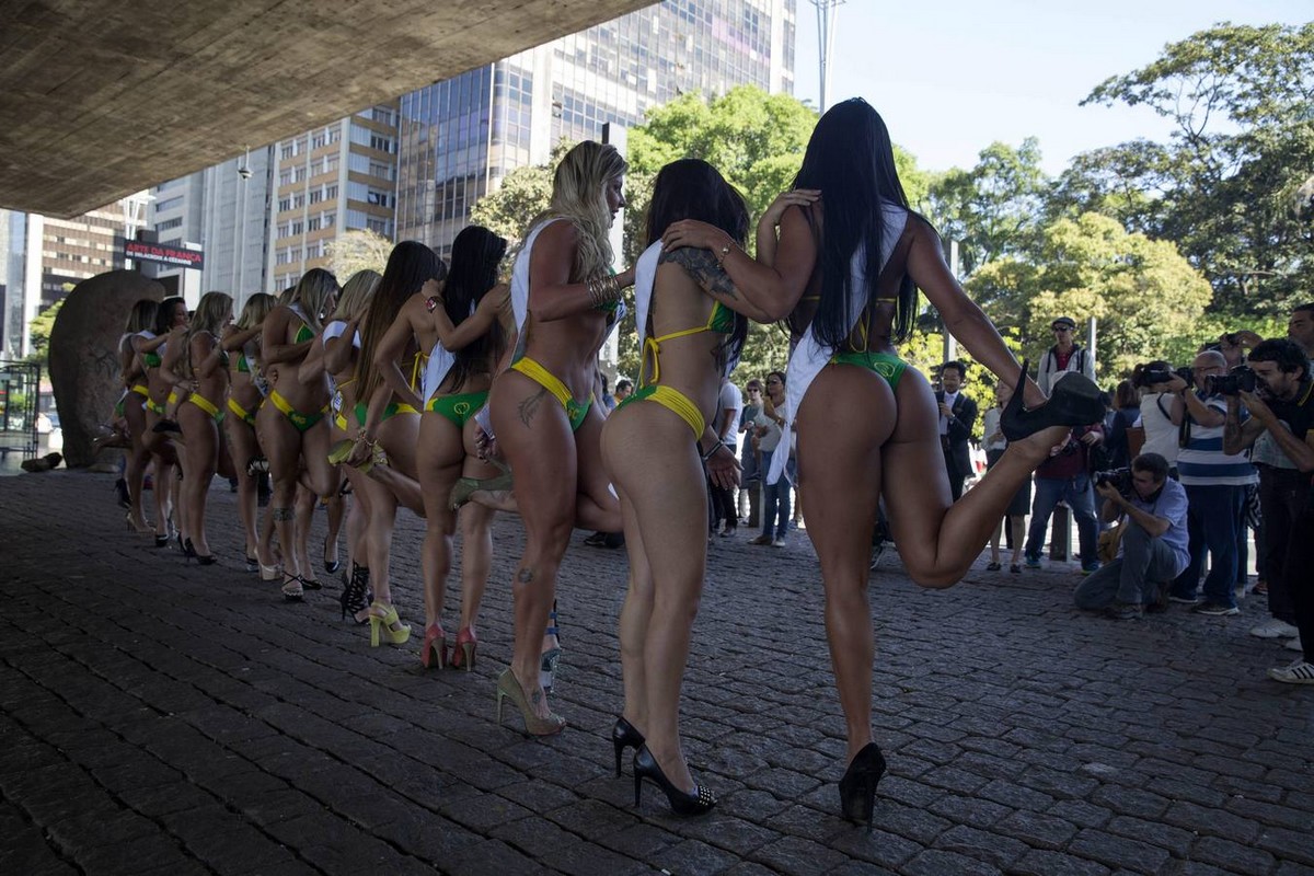 Участницы "Miss Bumbum 2015" прошлись по улице в Сан-Паулу