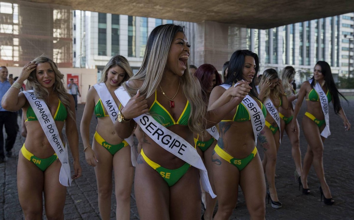 Участницы "Miss Bumbum 2015" прошлись по улице в Сан-Паулу