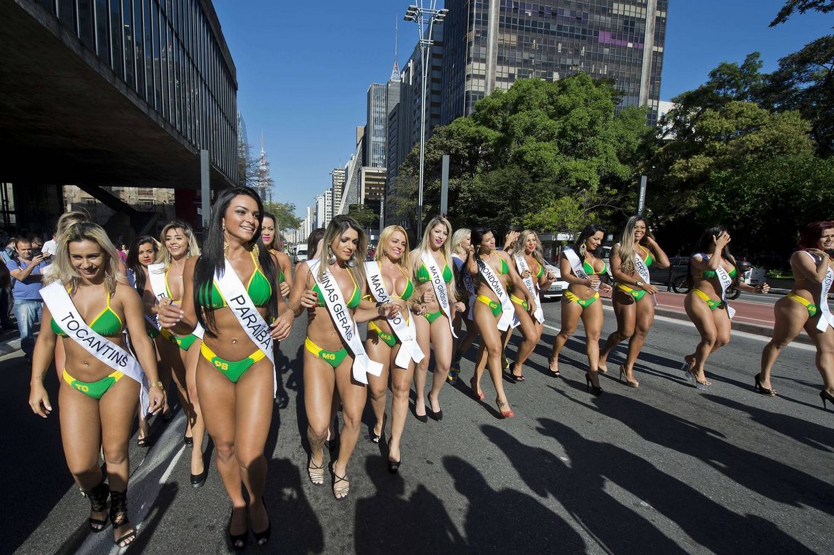 Участницы "Miss Bumbum 2015" прошлись по улице в Сан-Паулу