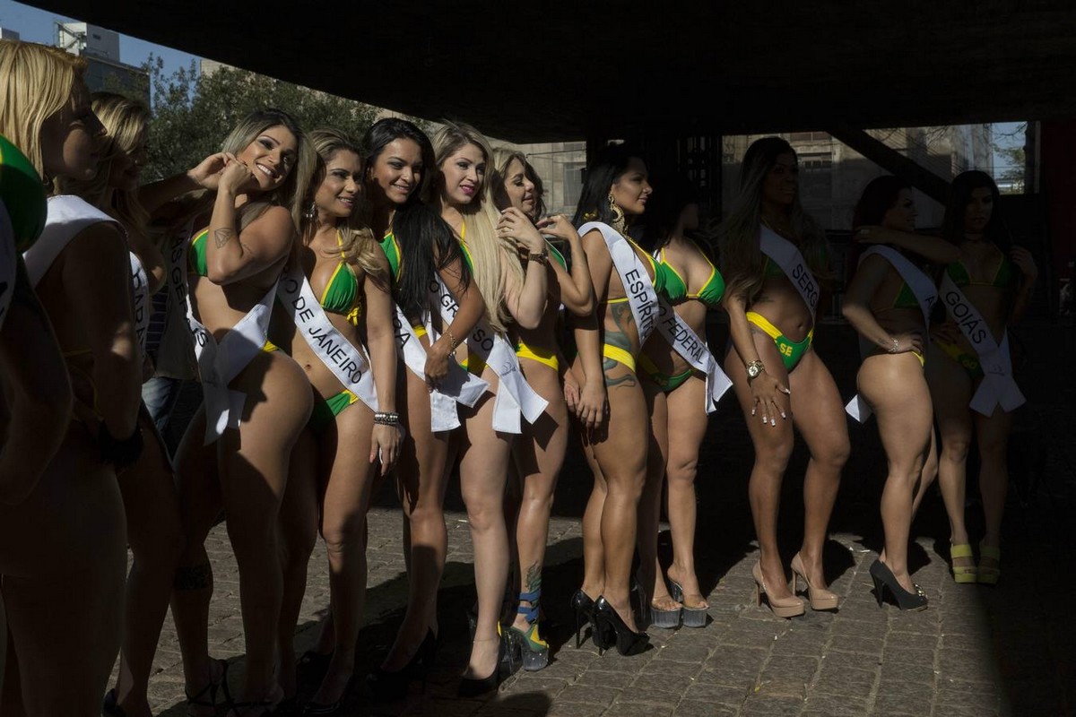 Участницы "Miss Bumbum 2015" прошлись по улице в Сан-Паулу