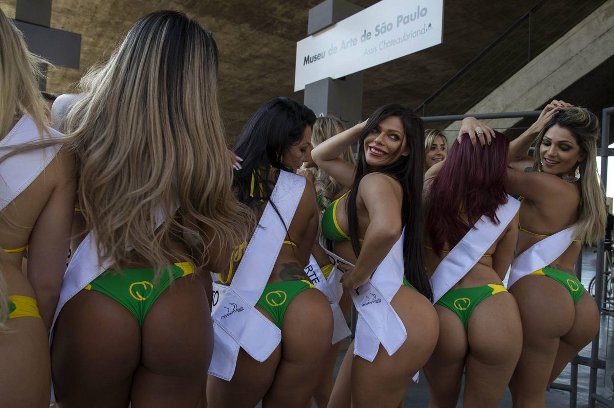 Участницы "Miss Bumbum 2015" прошлись по улице в Сан-Паулу