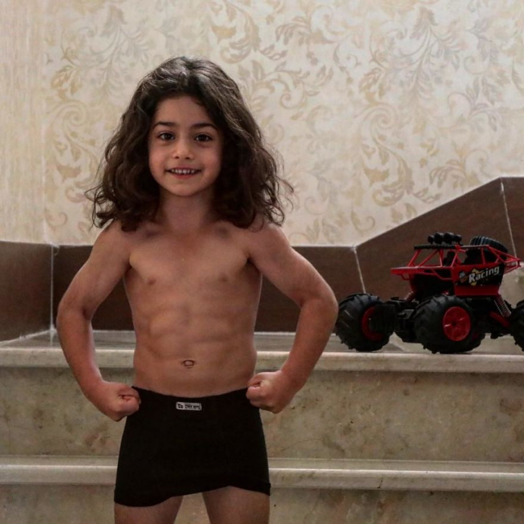 Арат Хоссейни — 5-летний мускулистый мальчик, удививший интернет своими способностями Арат Хоссейни — 5-летний мускулистый мальчик, удививший интернет своими способностями