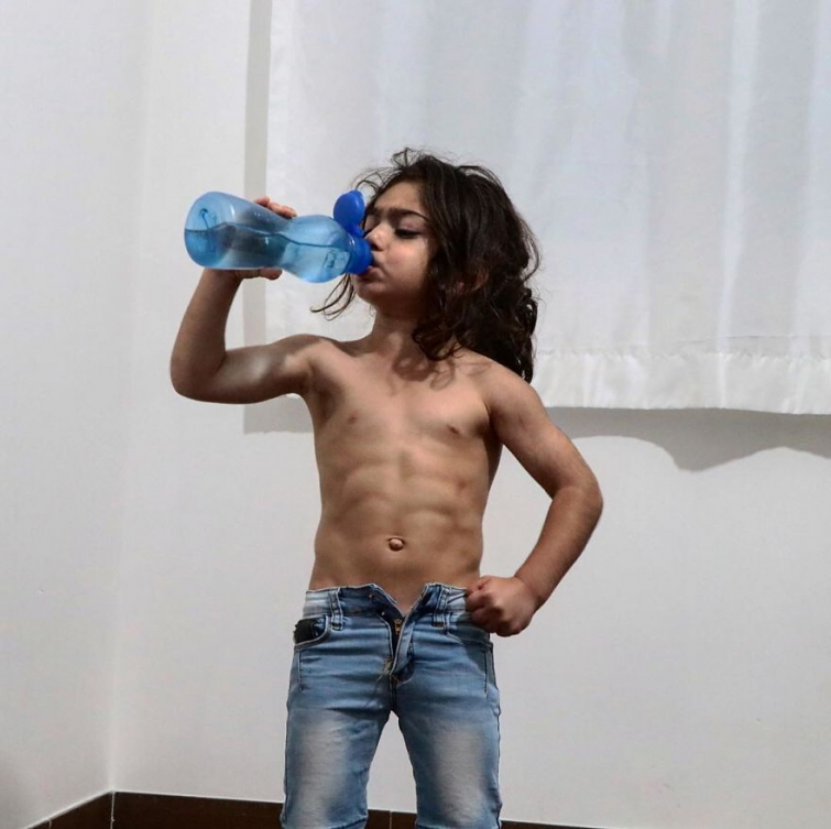 Арат Хоссейни — 5-летний мускулистый мальчик, удививший интернет своими способностями Арат Хоссейни — 5-летний мускулистый мальчик, удививший интернет своими способностями