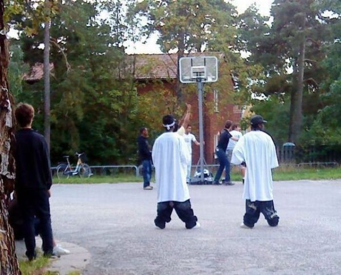 Парни пытаются быть крутыми