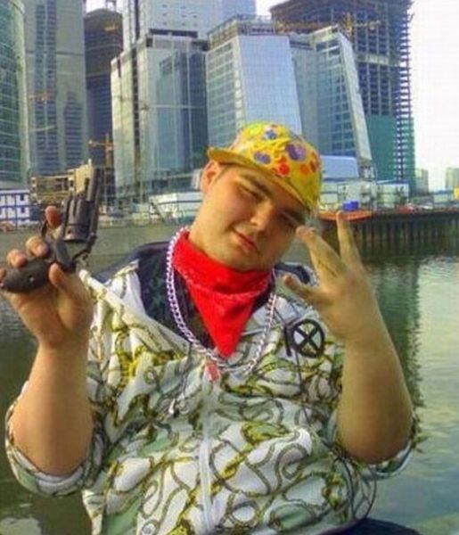 Парни пытаются быть крутыми