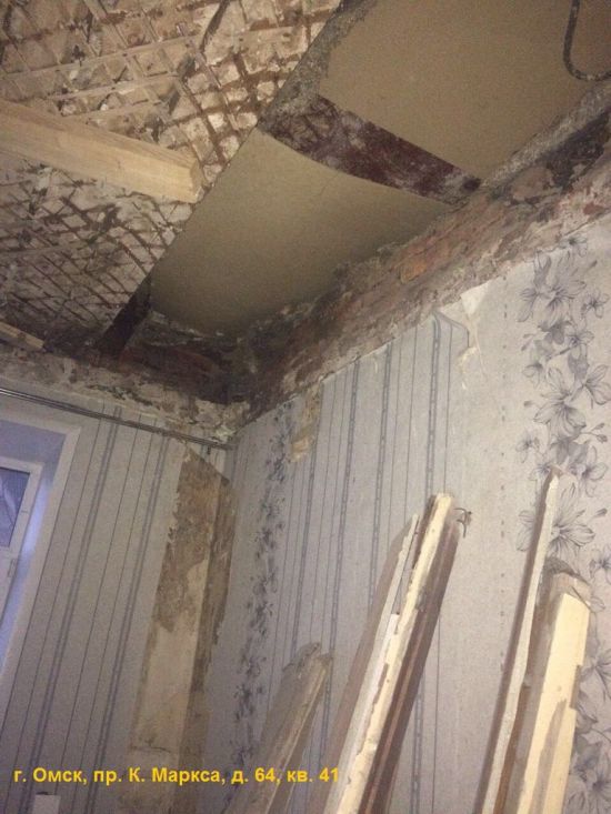Аварийный дом в Омске на грани обрушения Аварийный дом в Омске на грани обрушения