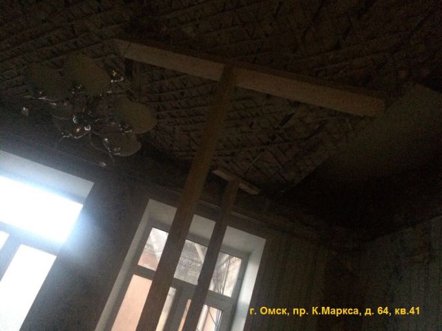 Аварийный дом в Омске на грани обрушения Аварийный дом в Омске на грани обрушения