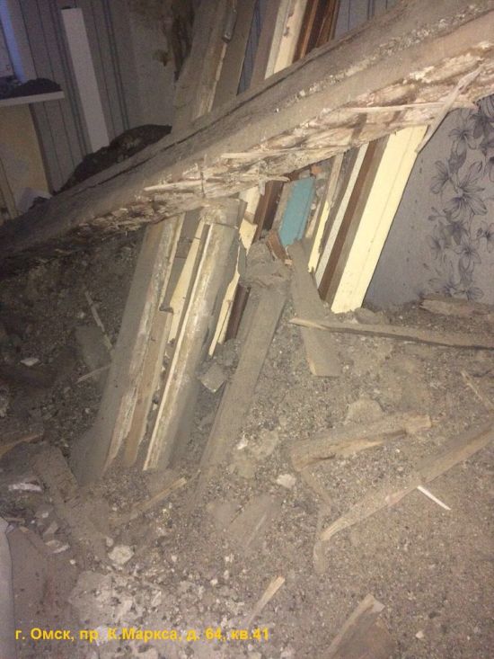 Аварийный дом в Омске на грани обрушения Аварийный дом в Омске на грани обрушения