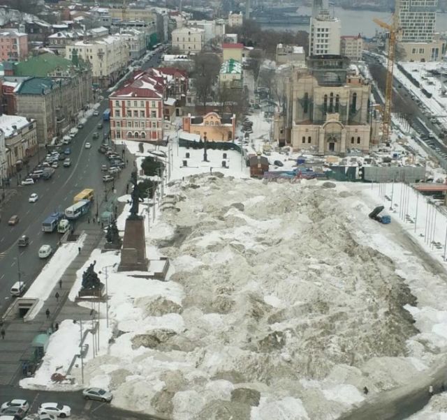 Центр Владивостока в сугробах грязного снега