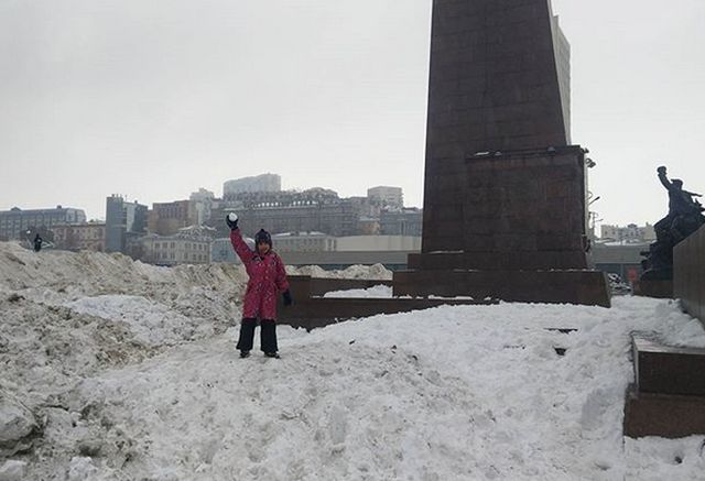Центр Владивостока в сугробах грязного снега