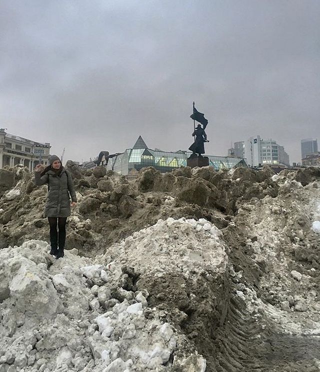 Центр Владивостока в сугробах грязного снега