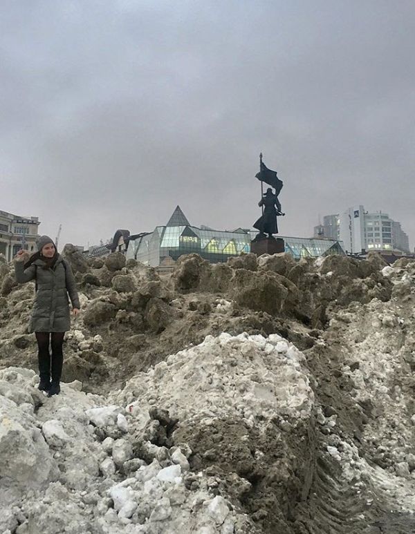 Центр Владивостока в сугробах грязного снега