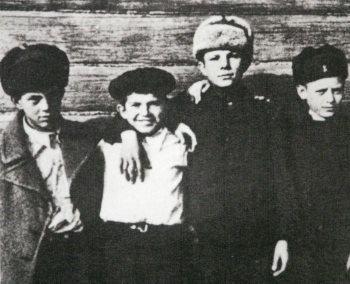 Юрий Гагарин в кругу семьи и друзей