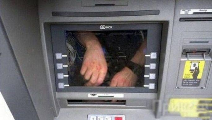 Смешные и нелепые фотографии банкоматов, веселящие своей абсурдностью до слёз Смешные и нелепые фотографии банкоматов, веселящие своей абсурдностью до слёз