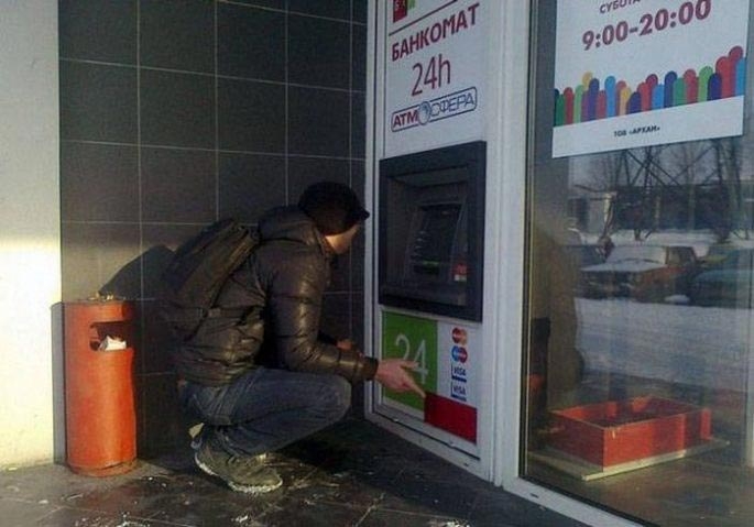 Смешные и нелепые фотографии банкоматов, веселящие своей абсурдностью до слёз Смешные и нелепые фотографии банкоматов, веселящие своей абсурдностью до слёз